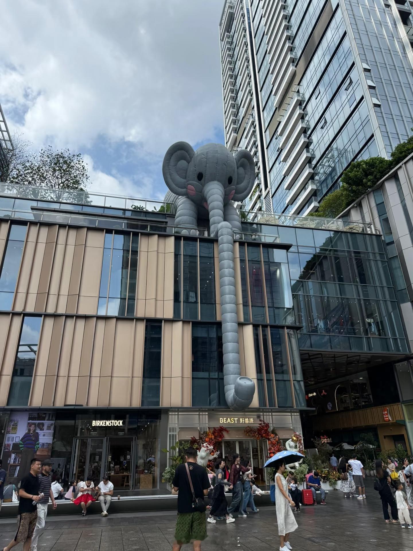 深圳深圳[地点]深圳平时工作日咖啡厅里人多，都不用上班的吗？答: 你认为的不上班