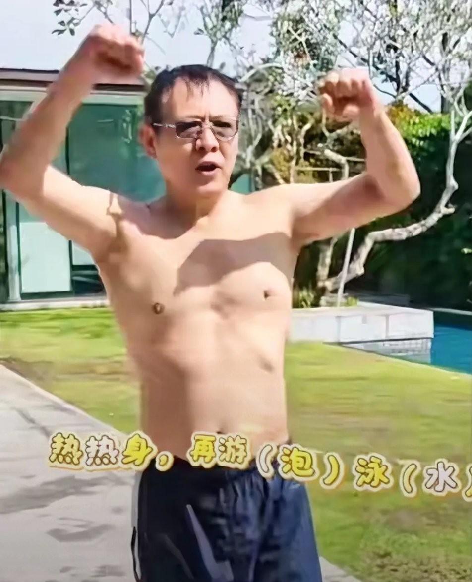 李连杰真难啊，穿衣服也不是，不穿衣服也不是。
李连杰让网友逼的，光着上身，自证身