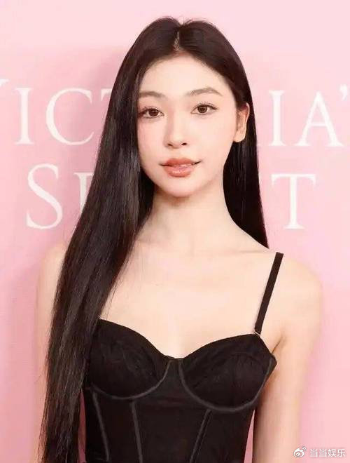 最近冲浪突然get到易梦玲的颜值了，以前是俺有眼无珠！这姐真的是建模脸吧，感觉她