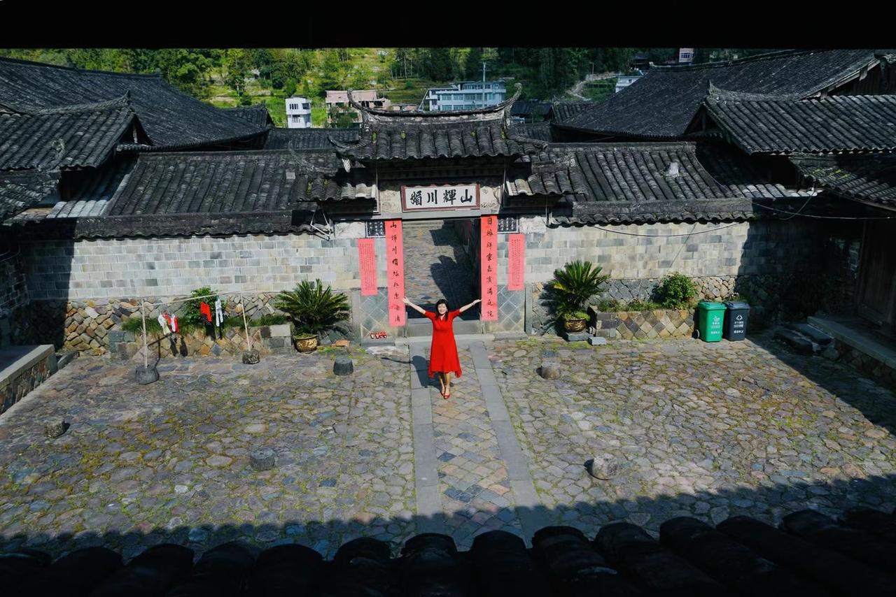 寻一处山野闲趣，落脚雪溪胡氏大院。
溪水绕着百年石墙，清风穿过雕花回廊，不必追赶