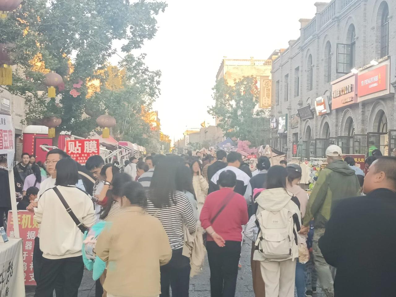 太火了！十月一的保定西大街，人山人海，游人如织！
 自从保定火爆出圈之后，热度一