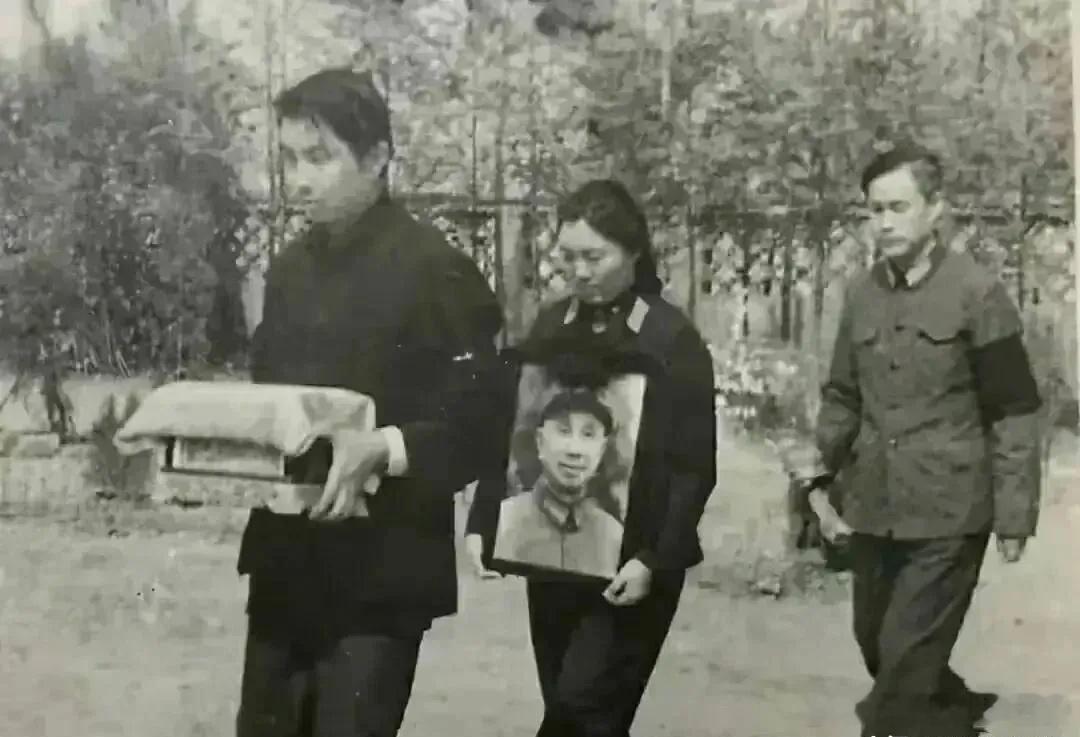 【1984年，粟裕大将火化后，粟戎生捧着骨灰去撒，粟惠宁则捧着遗像】1984 年