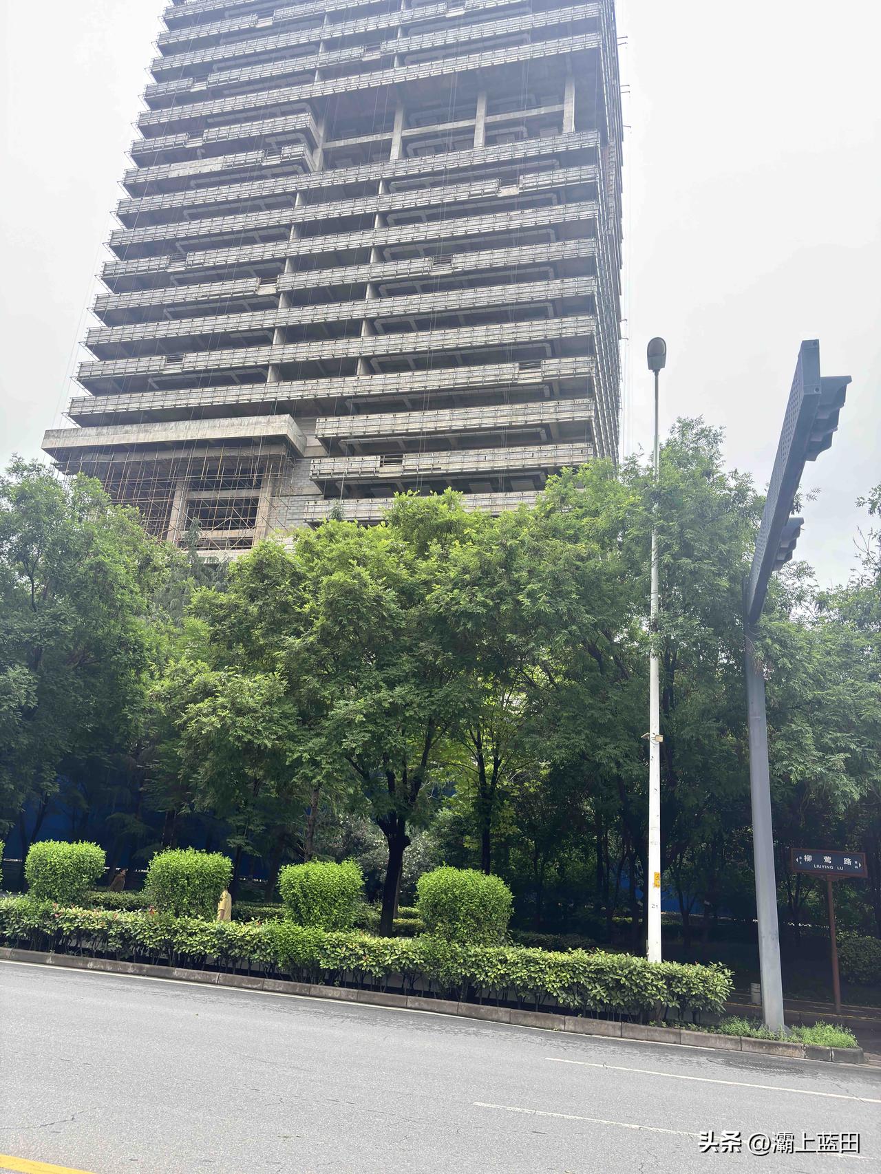 西安灞桥柳莺路上，远处两个高层楼盘，这个好像有段时间了，啥时候能盖好呢？这个是商