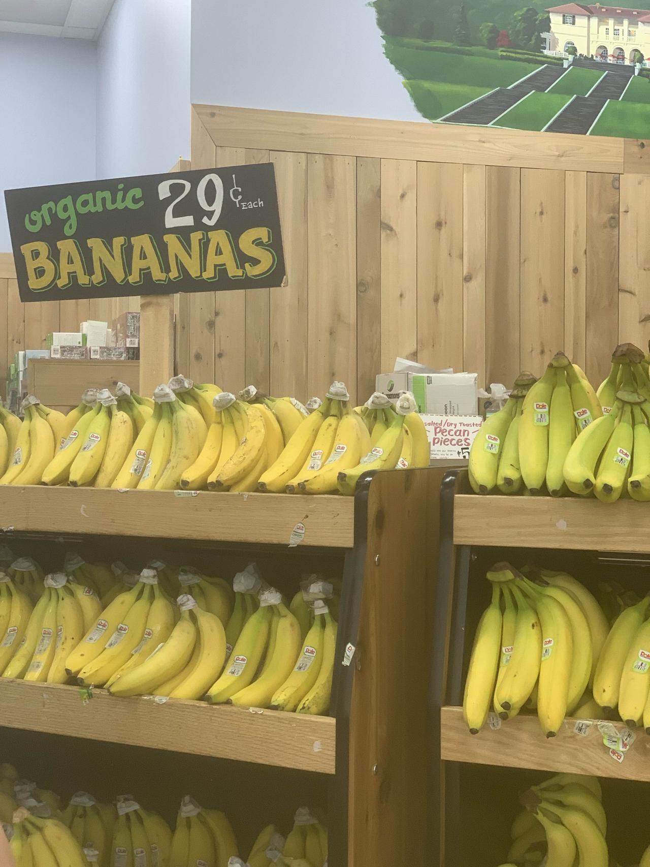 有机超市里，一根香蕉折合人民币差不多1.5～2元，相对来说不算贵吧？