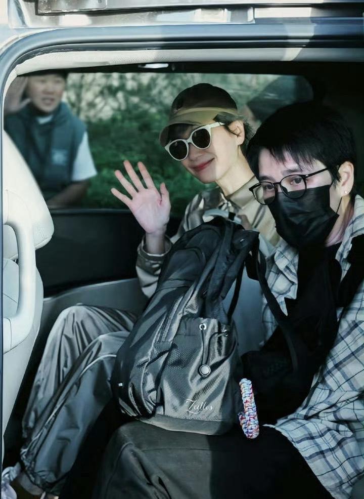 叶童真的好宠谢娜 叶童在谢娜身上看到了乘风精神，是乘风精神的代表！两位姐姐都是很