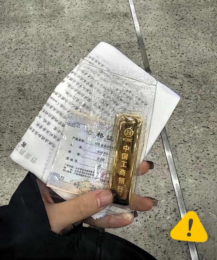 谁也没料到，黄金暴跌来得这么猝不及防。
 
前几天还稳稳站稳880+高位，一夜之