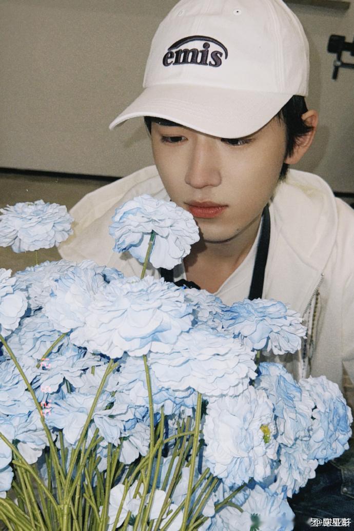 宋亚轩坐行李箱里  咱们的宋亚轩坐在行李箱里面呀，真的太可爱了吧，不过这么多衣服