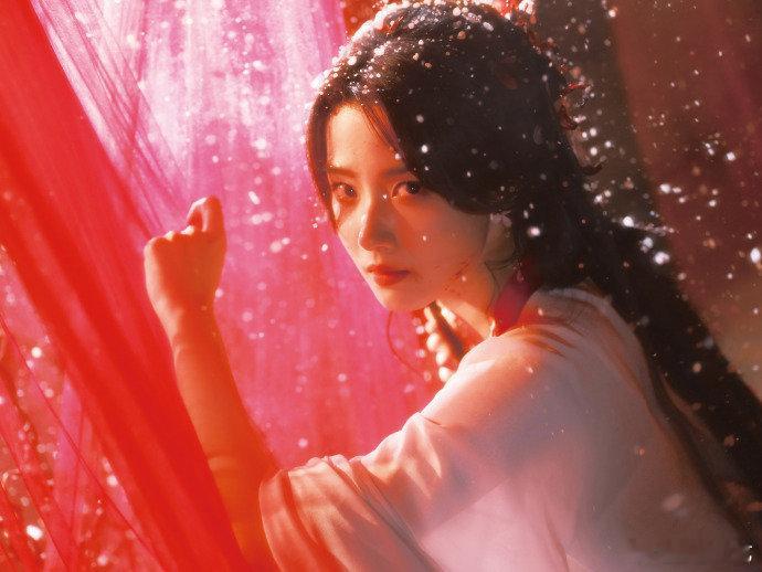 女导演镜头下的卢昱晓 女导演镜头下的卢昱晓太绝了，淡紫纱裙配小花饰灵动十足，眼神