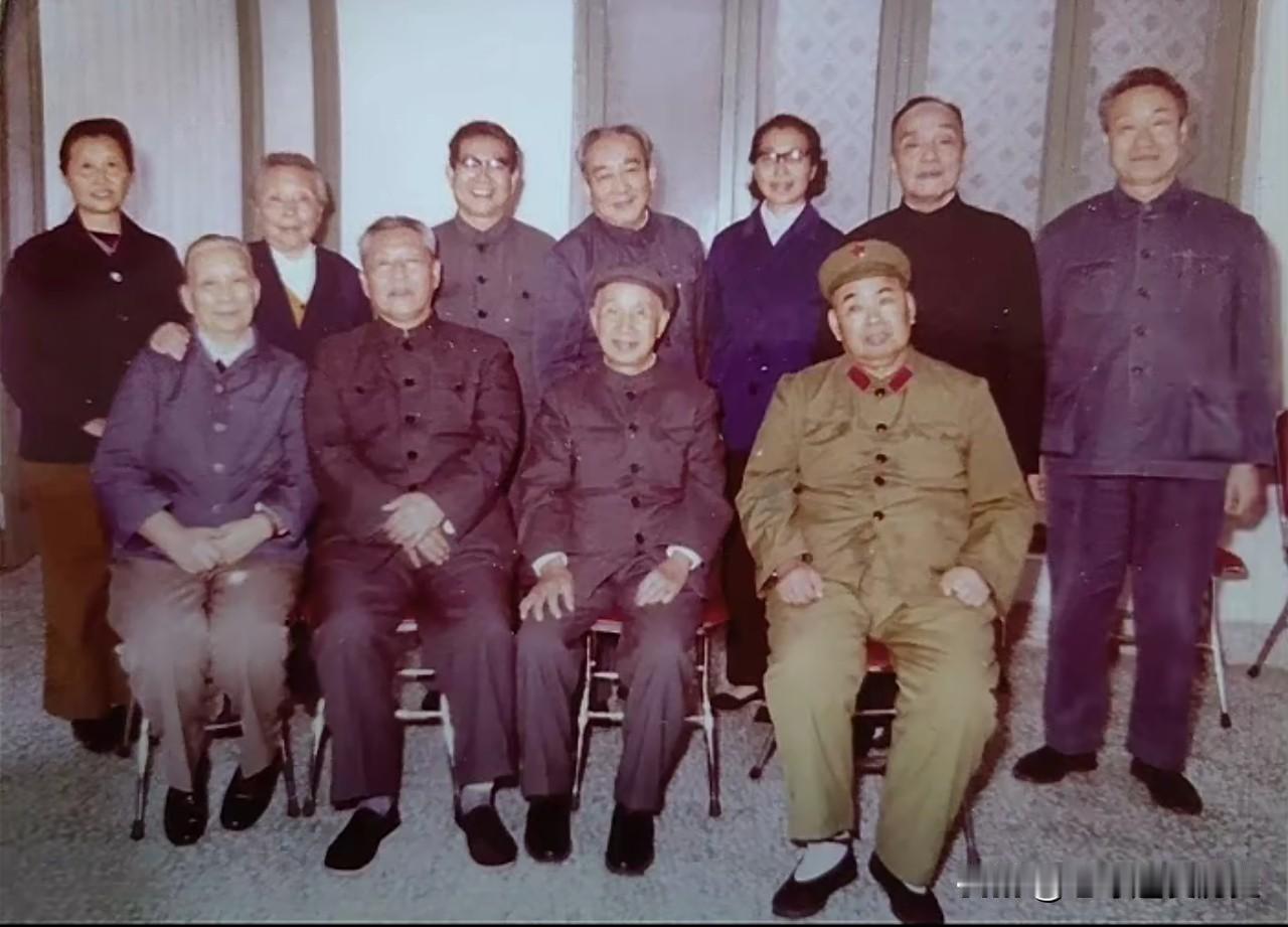 1980年的广州，留下粟裕、许世友、杨尚昆一众革命老战友欢聚合影的珍贵瞬间。
几