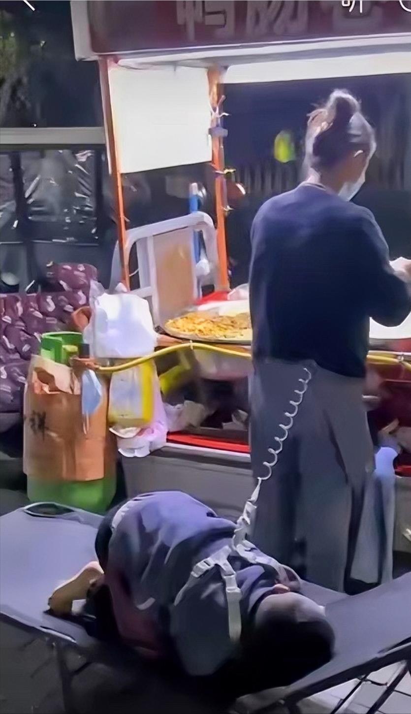 山东女子深夜带自闭症儿子摆摊，1男子试探着问：“我能免费吃碗凉皮吗？”女子愣了愣