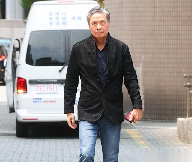 什麼叫雷聲大雨點小，
金小刀做了最好的示範。
今天上午他高調到刑事警察局，
媒體