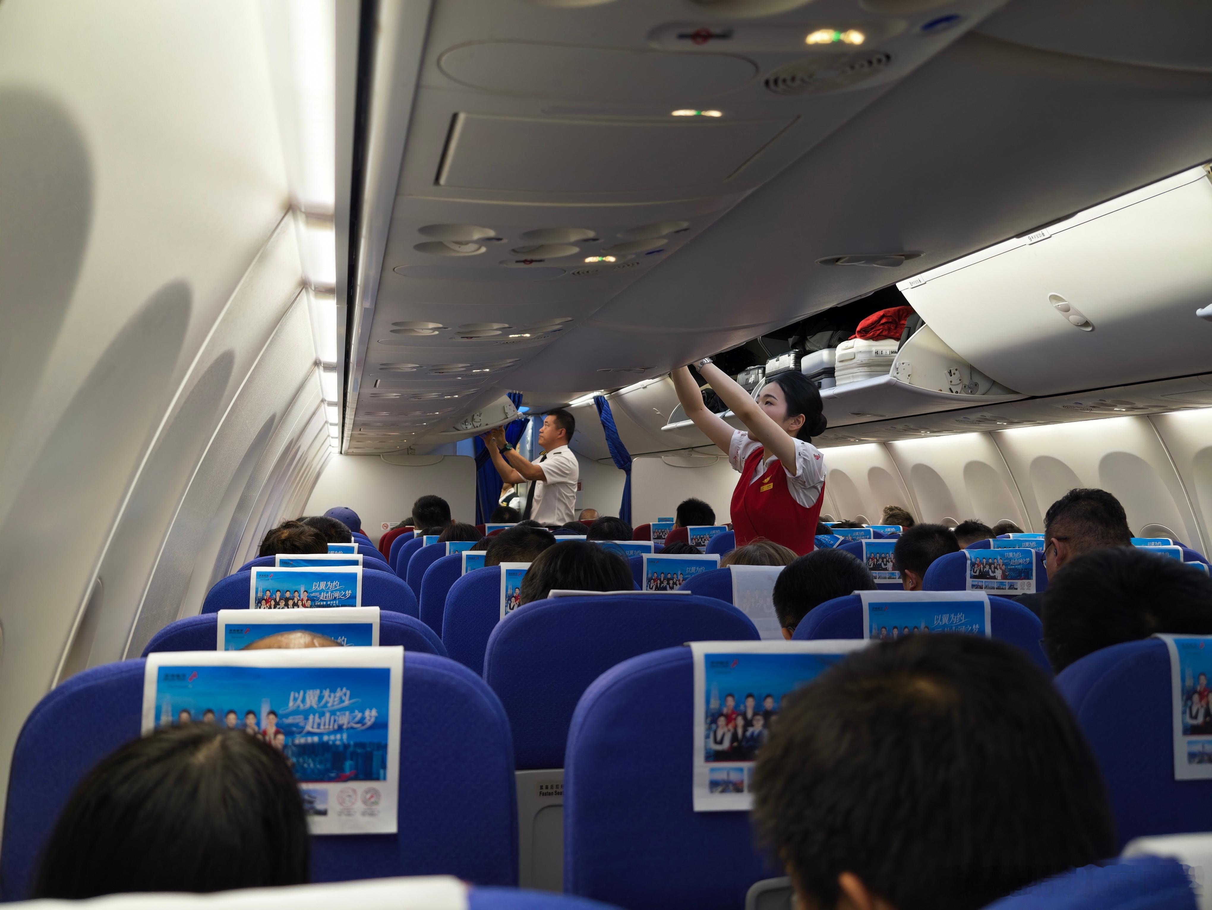 本来寻思买个早点的飞机✈，结果深圳暴雨疯狂延误，又成了红眼航班…到家又得两三点了