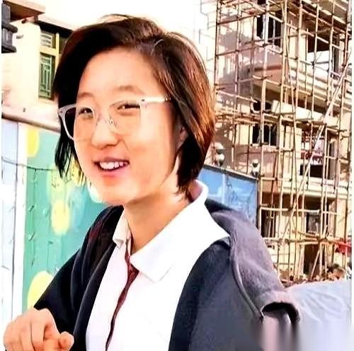 “加个零。”
据说，71岁的大哥在片场，盯着监视器，头也没回地对助理说了这三个字