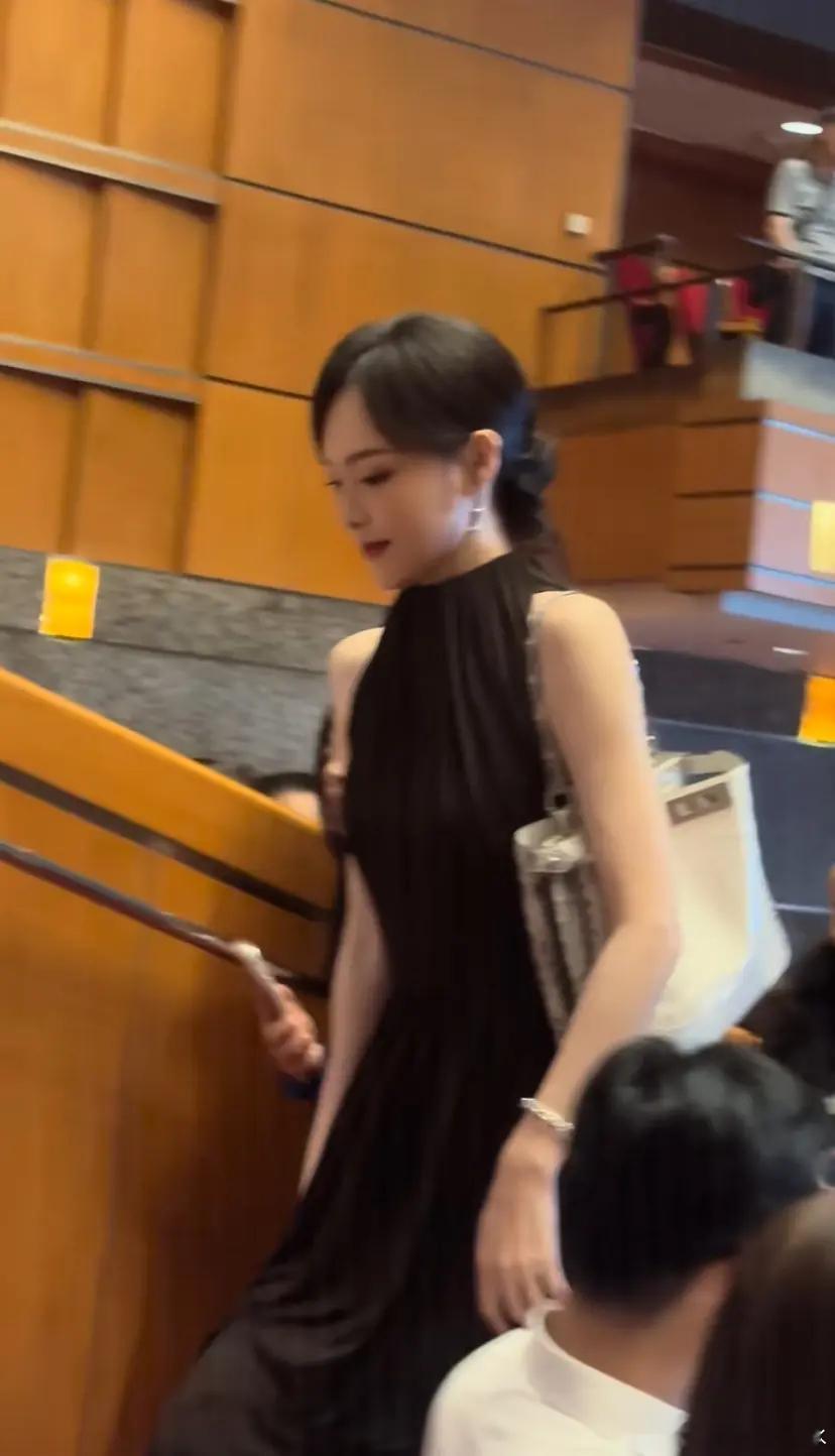 唐嫣参加女儿幼儿园的艺术节，被偶遇了好优雅好美 