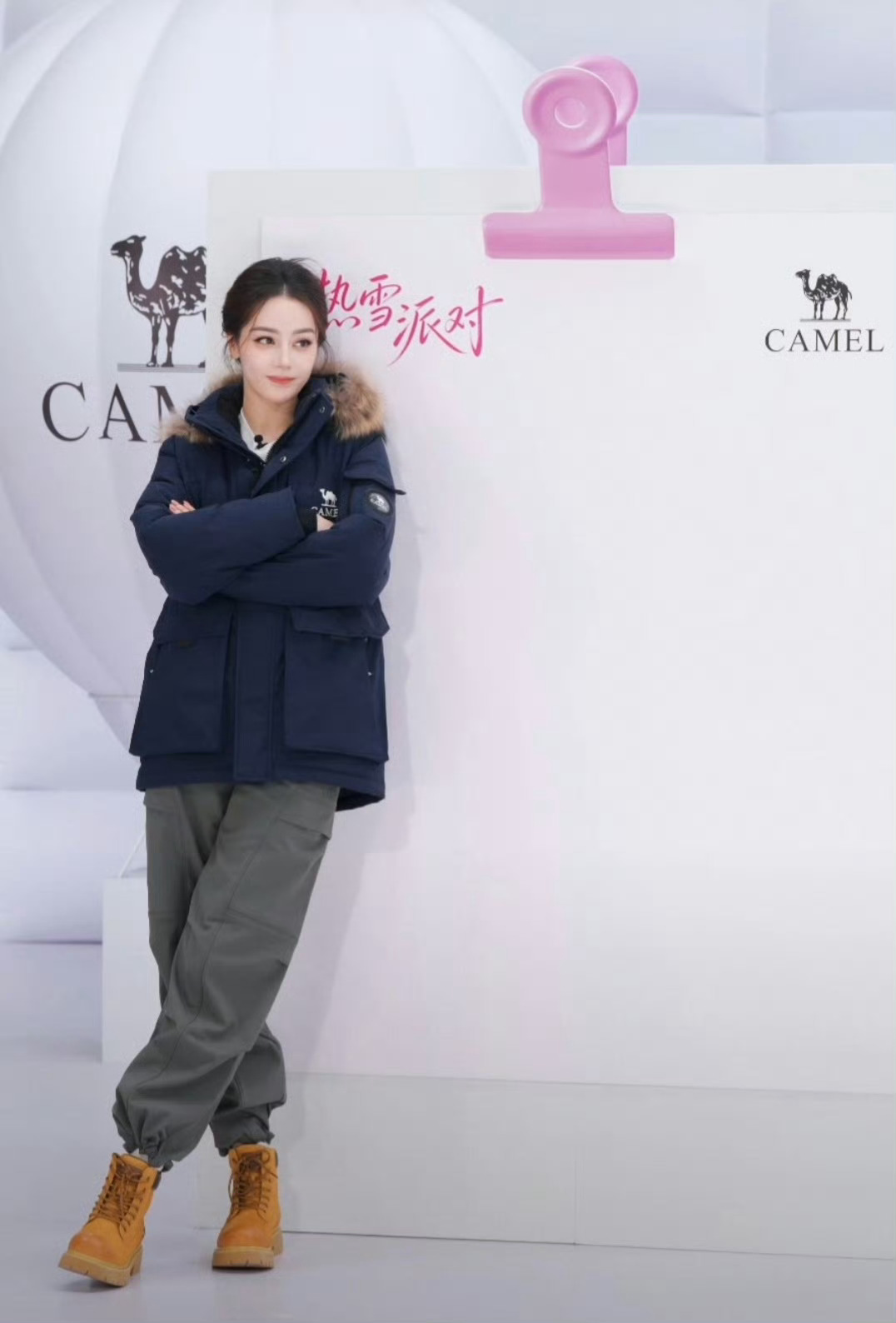 迪丽热巴好像罚站的小学鸡嘿嘿嘿热巴罚站看似奶凶奶凶的其实很萌讲解的时候还很专业，