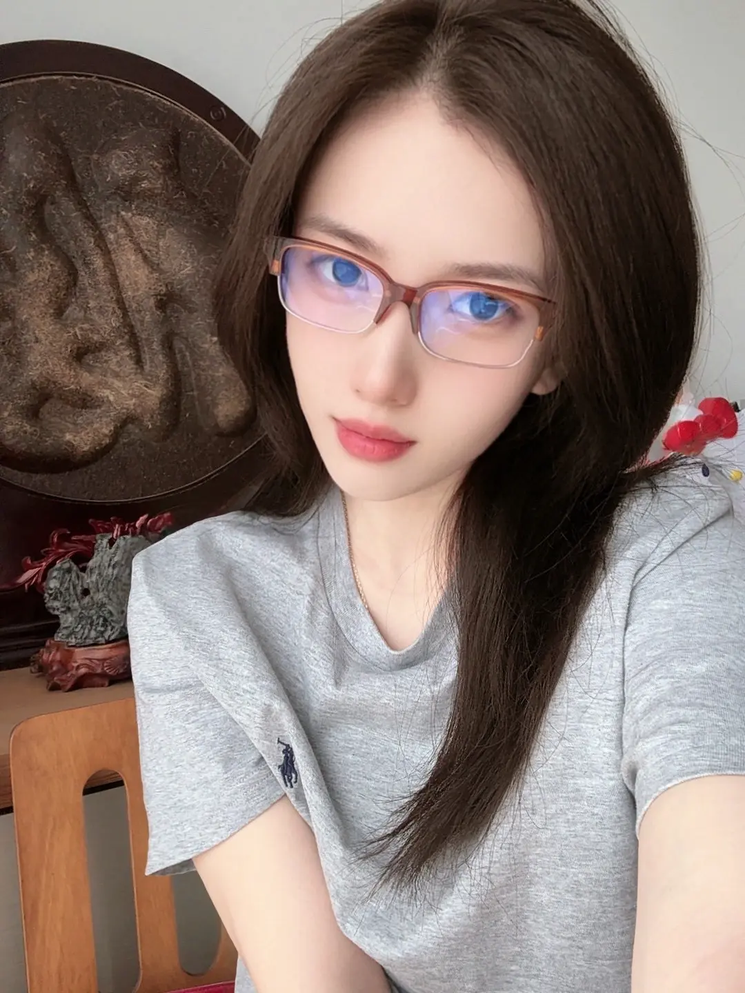 她有一种奇怪的饱经世故的天真