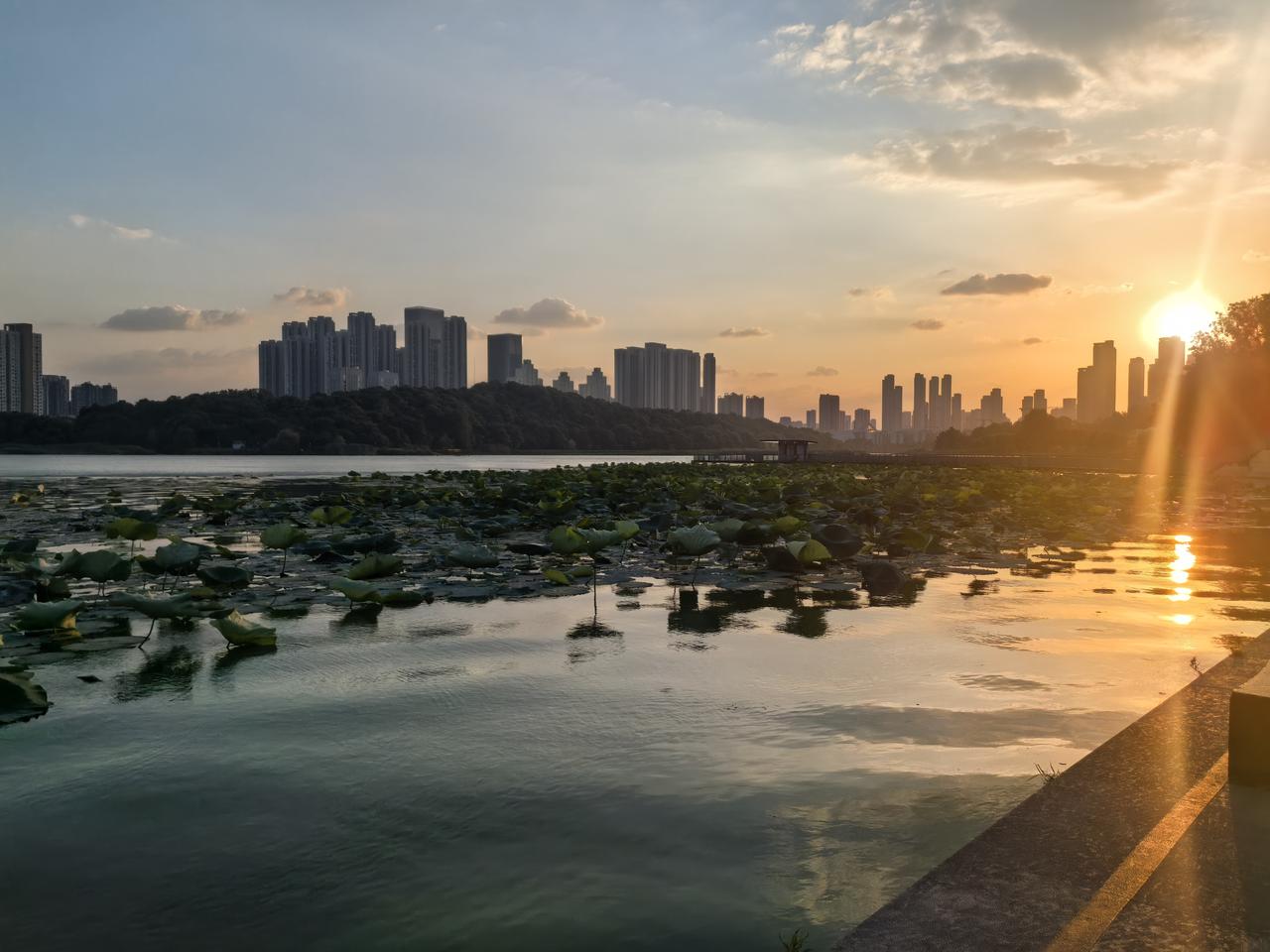 长江电力还有超强的现金流，几乎没有应收账款，都是现金交易，结余的现金流还投资了很