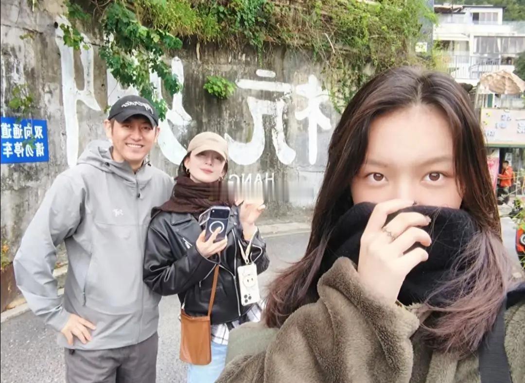 演员闻雨晒照为女儿庆生，老公张正阳出镜，父女俩长得好像，说起闻雨，相信有些观众不