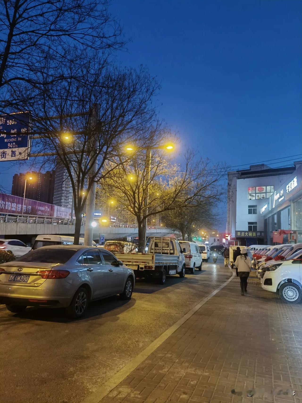 【太原交通短讯】近期，太原市部分路段出现非机动车道被机动车占用停车的情况，这一现