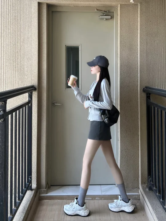 短裙与开衫的秋天！真真的很绝！日常极了！