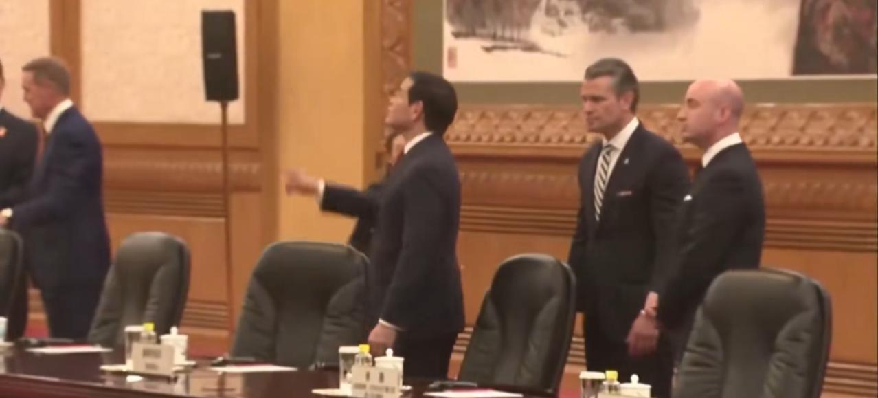美国国务卿鲁比奥，掩饰不住自己那颗“刘姥姥进了大观园”的心，面对人民大会堂的庄严