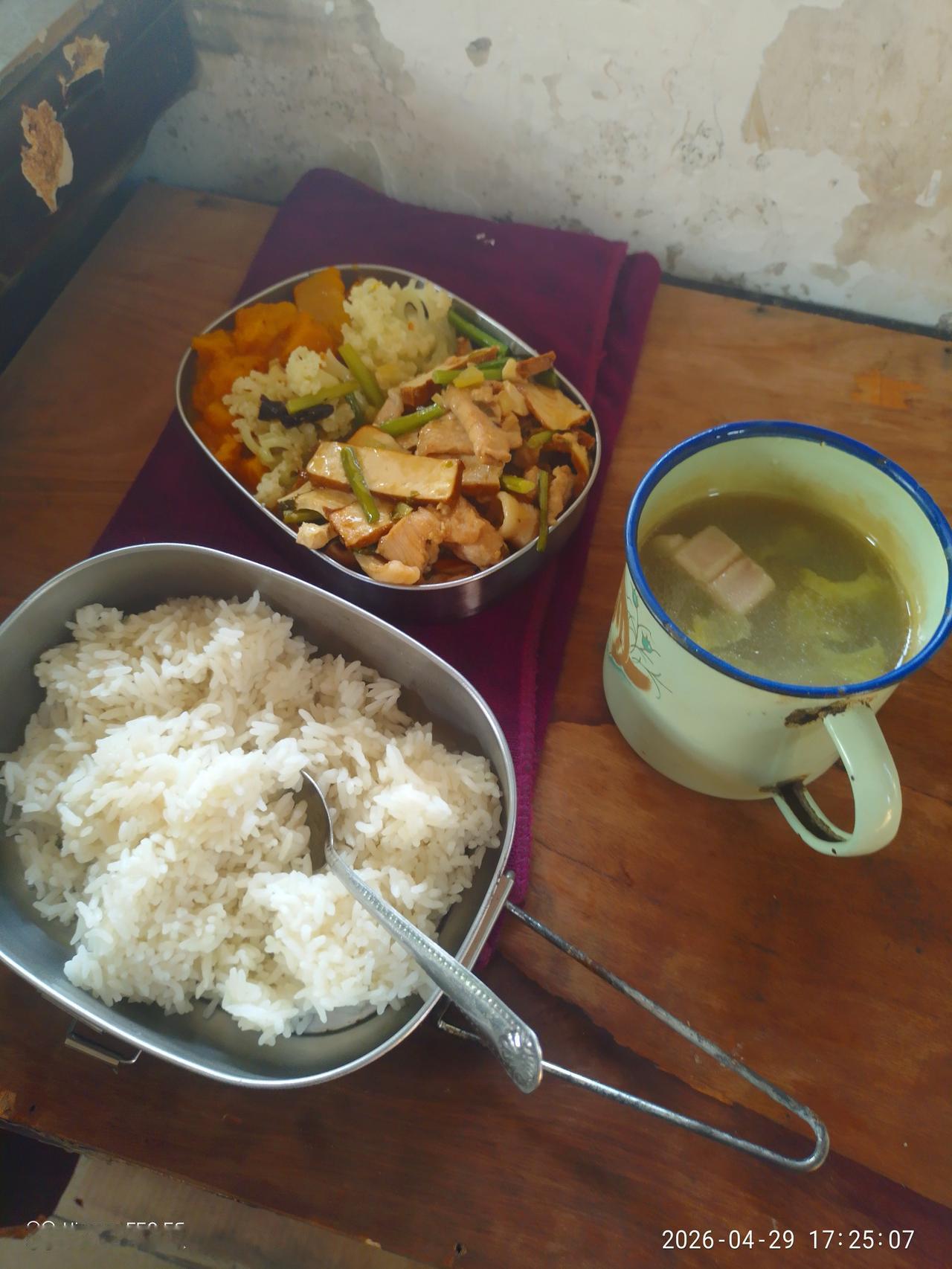 2026.04.29，厂里下午5点十多分就吃饭了，今天晚上还是三菜一汤，一个是南