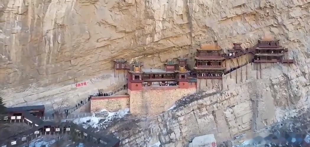 恒山悬空寺在科威特火了很多人以为悬空寺是靠下面细柱子撑住的，其实不然。整座寺庙是