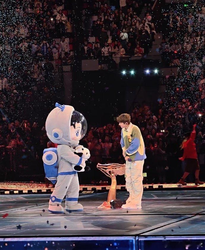 张杰回头拉伴舞 伴舞小姐姐也太幸福了！张杰演唱会回头拉人护安全，一个小动作尽显暖