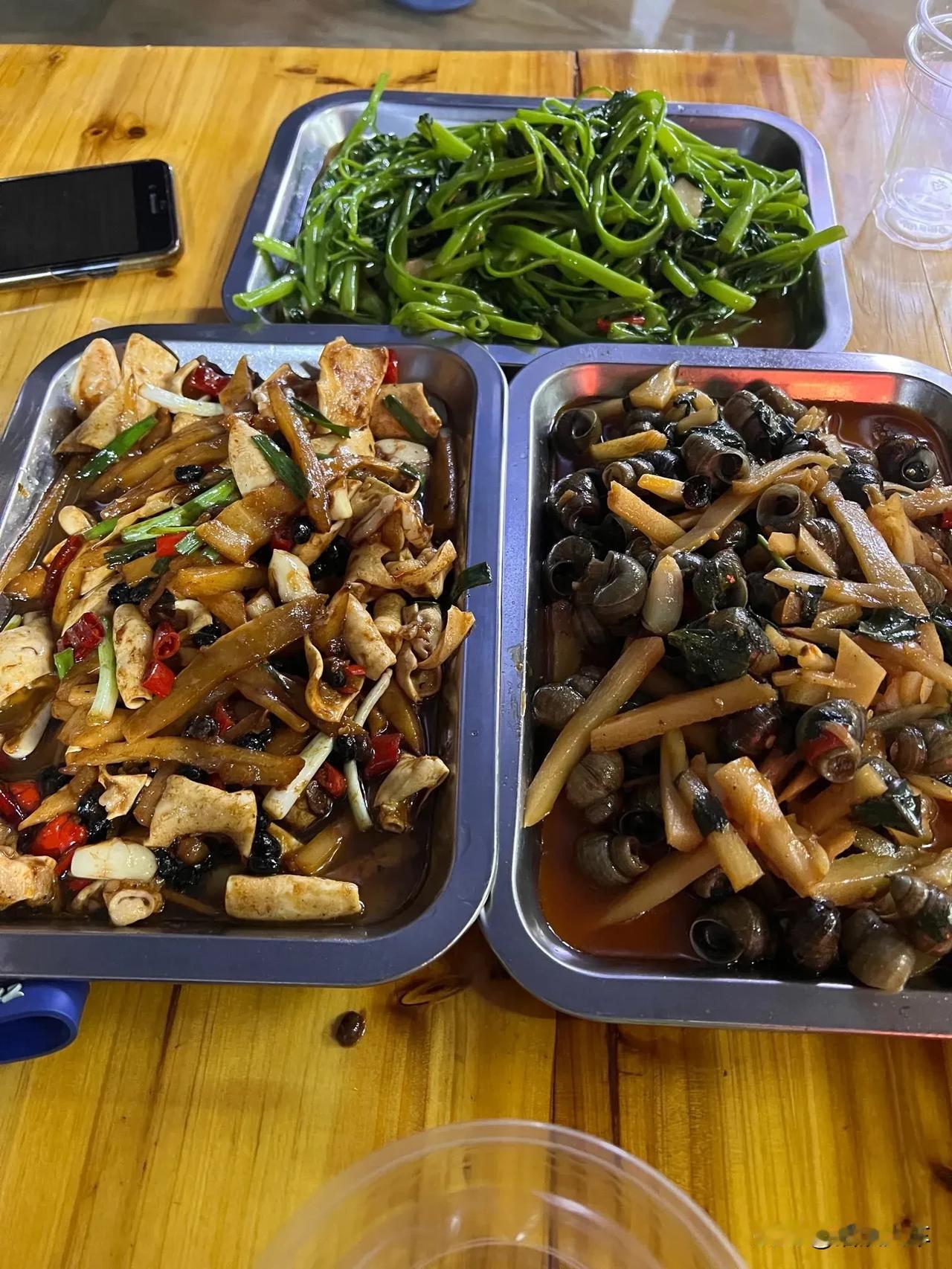 不是我吹，就这三盘菜，一大壶公文包就又得被我们消耗的干干净净，我们一中4个人，两