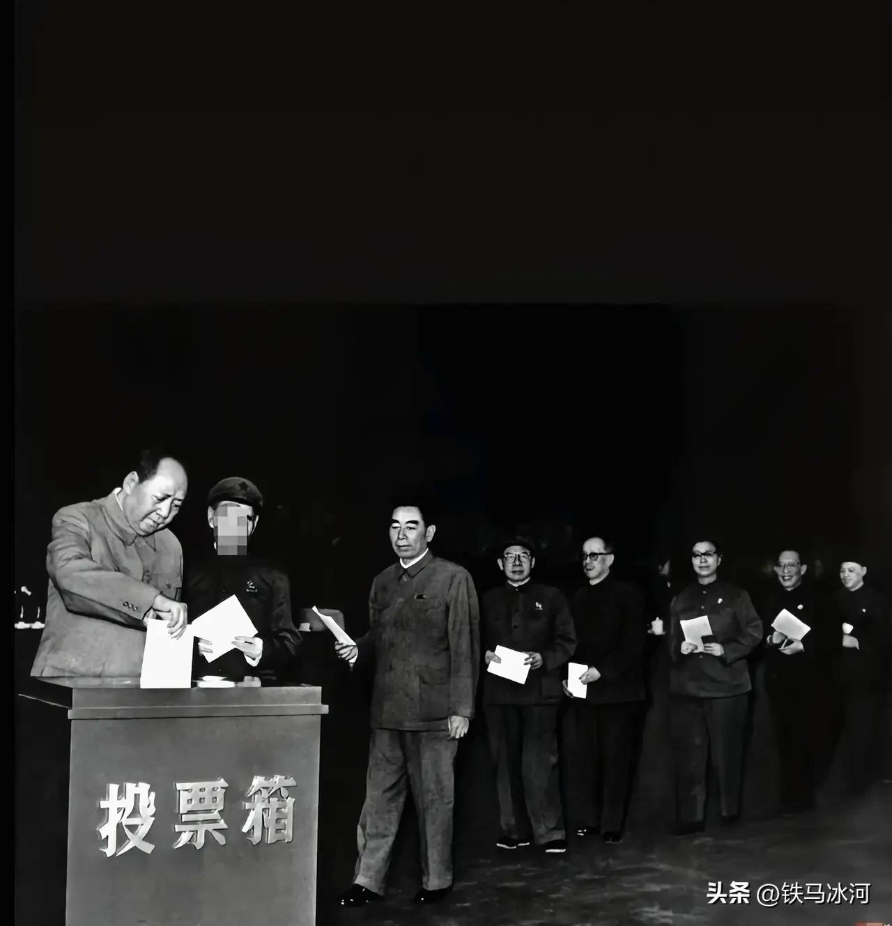 🍁这是1969年4月，1中共九大选举，毛主席亲手投票的珍贵历史瞬间

毛主席正