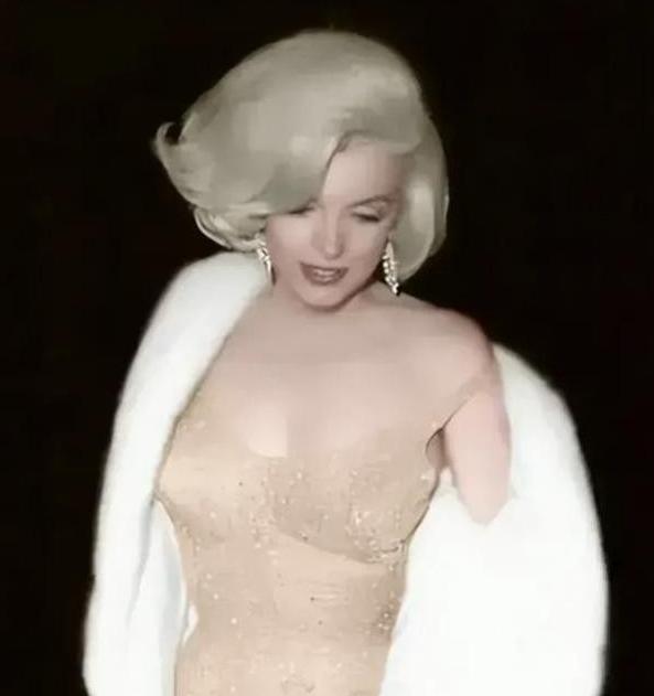 1962年，玛丽莲梦露为了参加肯尼迪的生日宴会，特别定制了镶满2500多颗钻石的