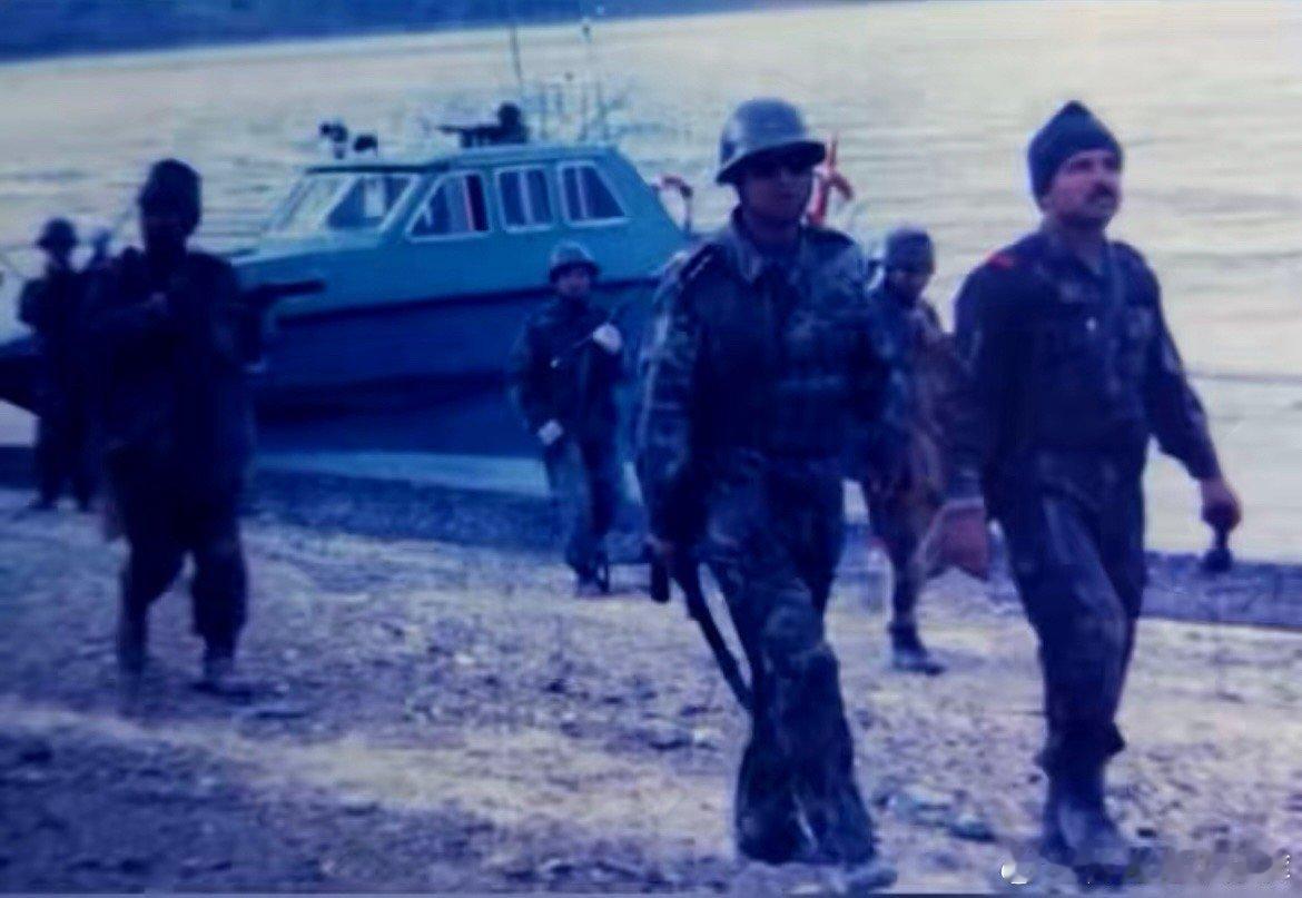 2000年5月25日，在班公湖北岸，我班公湖水上中队与库尔那克堡边防连，俘获扣押