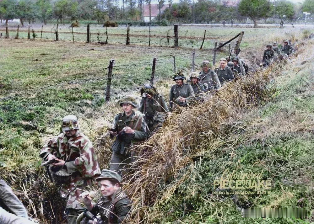 1944 年 9 月，在荷兰阿纳姆地区的一群德军掷弹兵正在一条排水沟前进
#二战