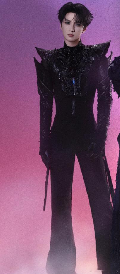 严浩翔堕魔烟熏妆严浩翔黑色异形衣仙魔感 严浩翔堕魔烟熏妆，严浩翔黑色异形衣仙魔感