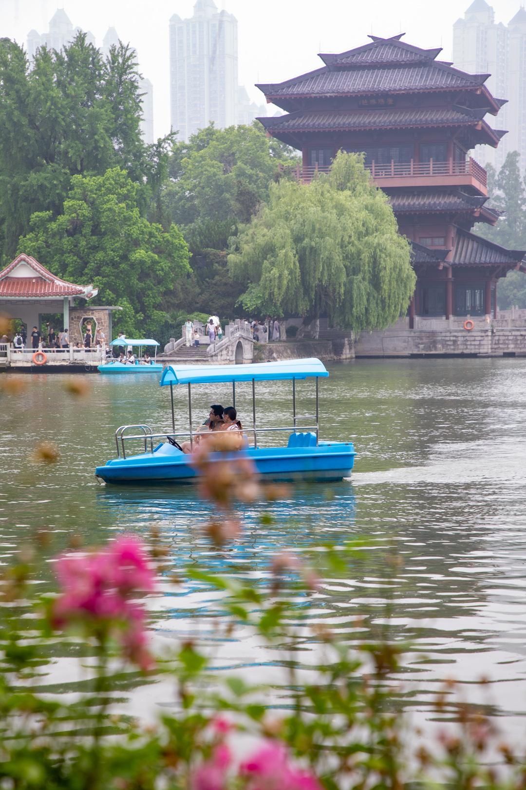 夏日出逃，奔赴逍遥津的晚风
绿荫叠翠，湖水送凉，在三国古园解锁夏日惬意时光。