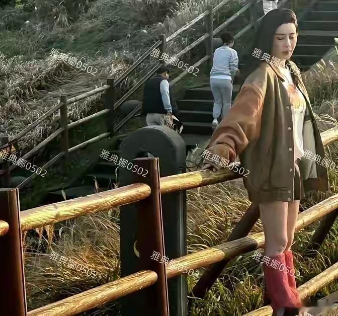 有网友在济州岛碰见了韦雪，说真人跟网上看到的不太一样。网上的照片里她看着特别漂亮