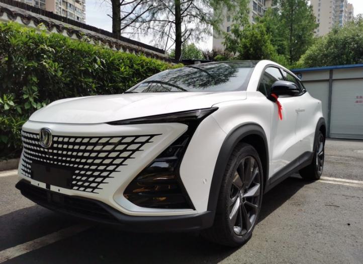 燃油车真的越来越卷了，10多万的长安UNI-T，标配188马力+7DCT动力，连