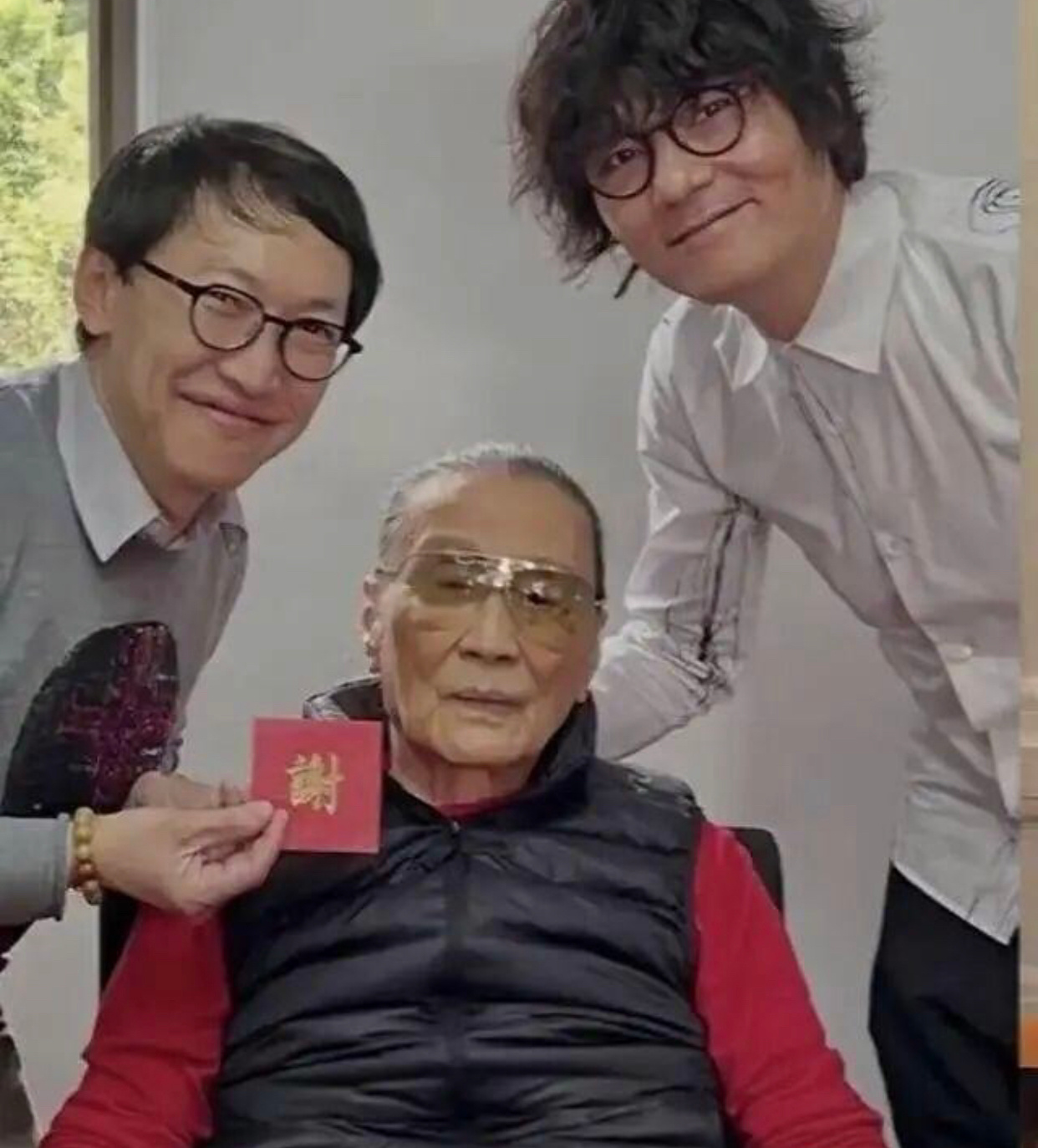 据说这是谢贤生前最后的几张照片，这看起来也太憔悴了。 