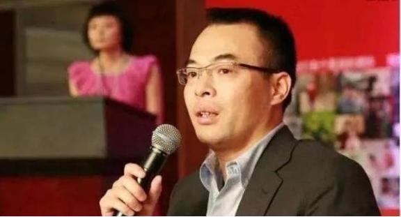 1998年，斯琴格日乐来“天上人间”，却被保安拦住还想摸她屁股，她赶紧给藏天朔打