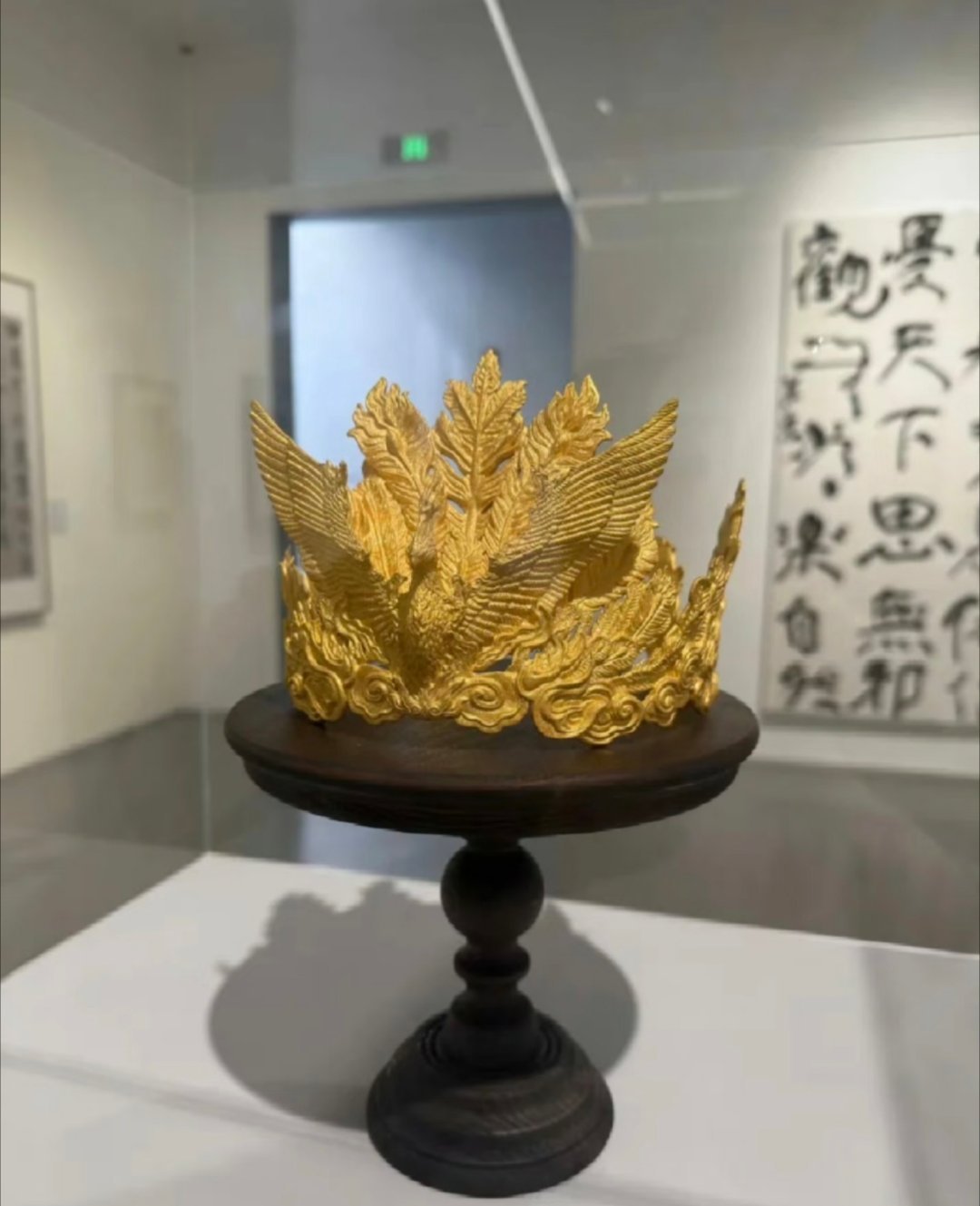 4斤黄金凤冠被毁业内称重做20万起大家觉得这个凤冠真的需要20万来做吗，没有我想