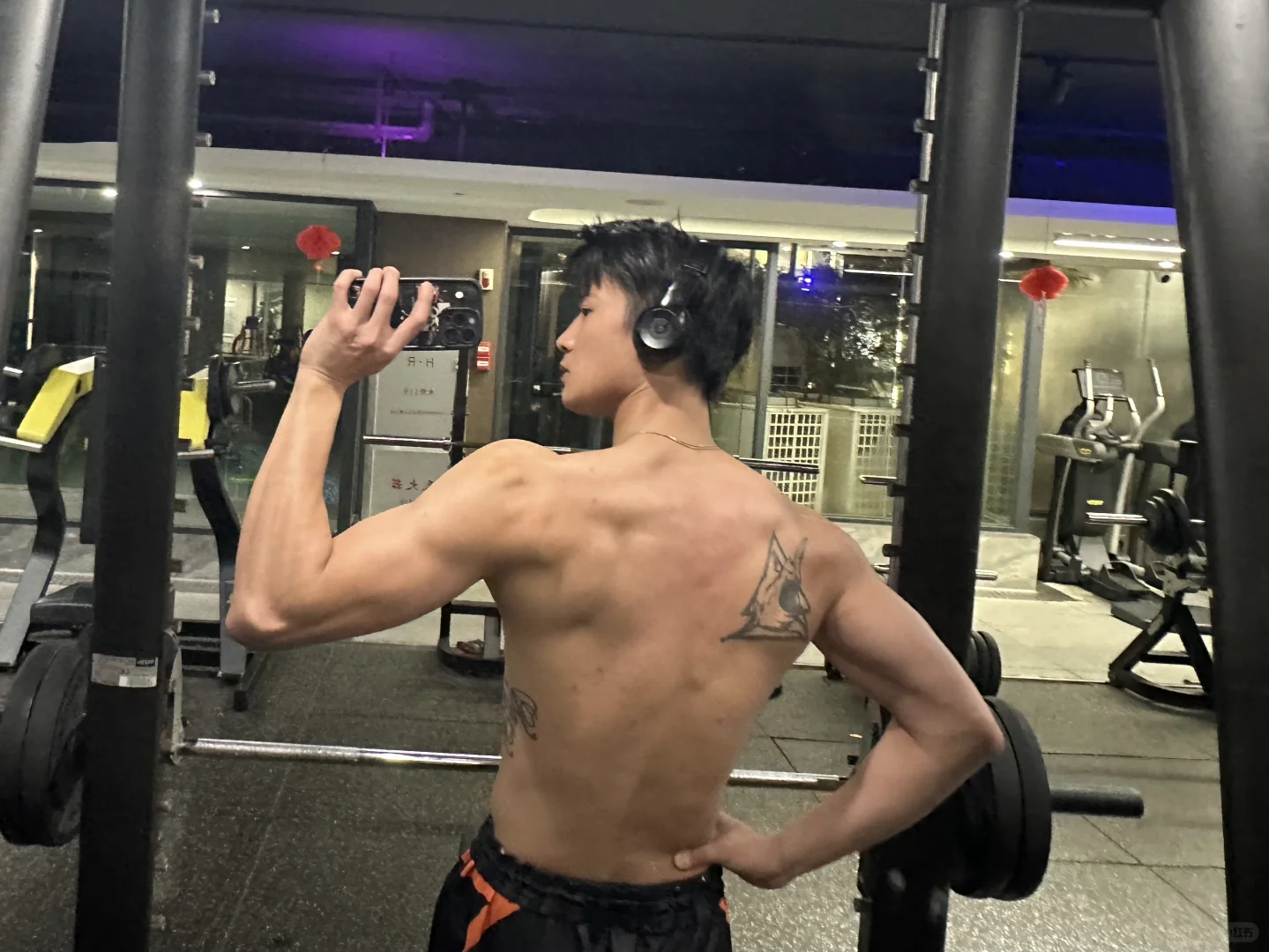 冬日肯吃苦开春猛如虎 健身 爱健身的男孩 广州 健身的顶端享受孤独 背...