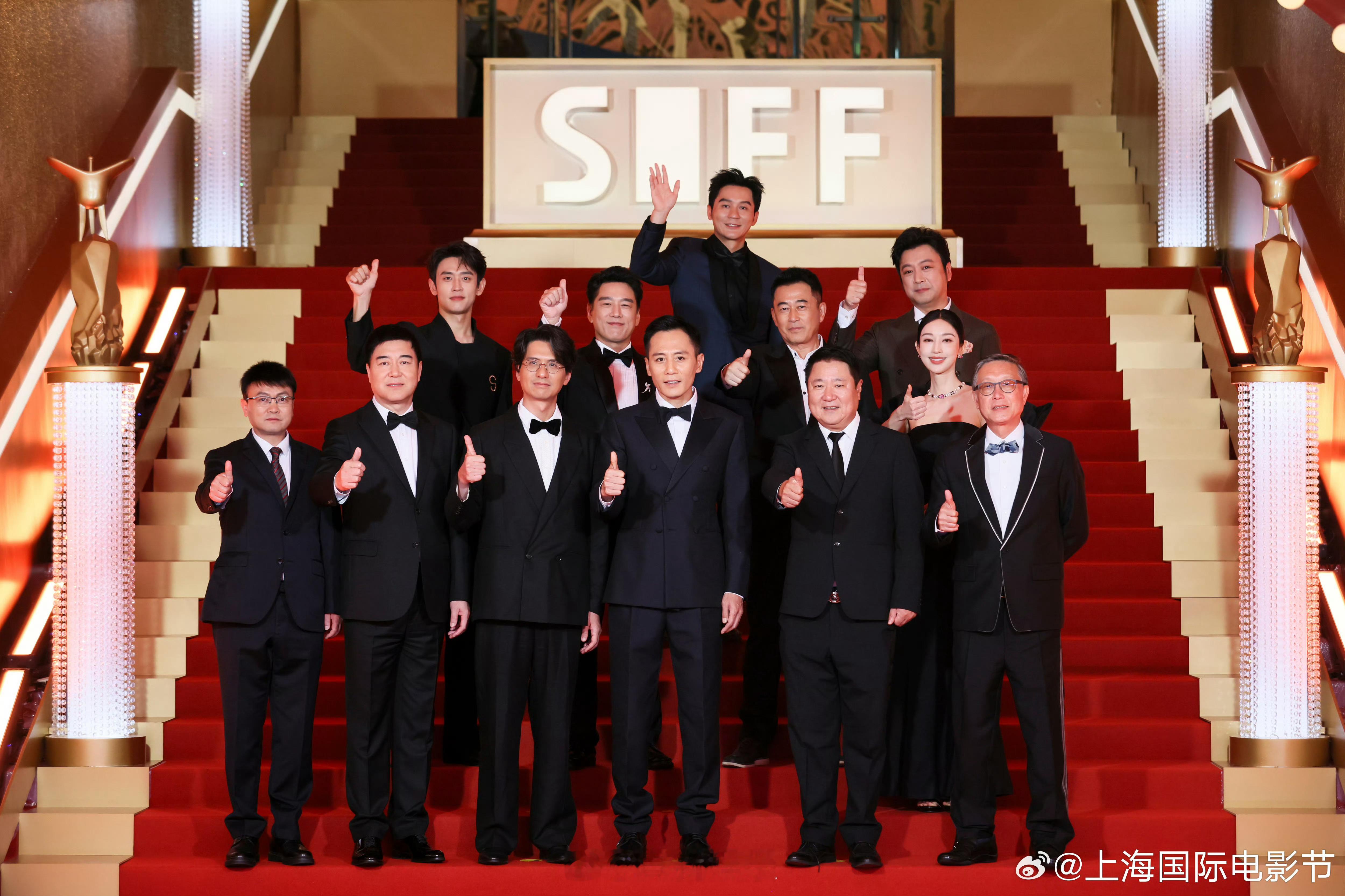上海国际电影节电影四渡出席上影节红毯博纳暑假大片《四渡》剧组走上红毯，向观众致意