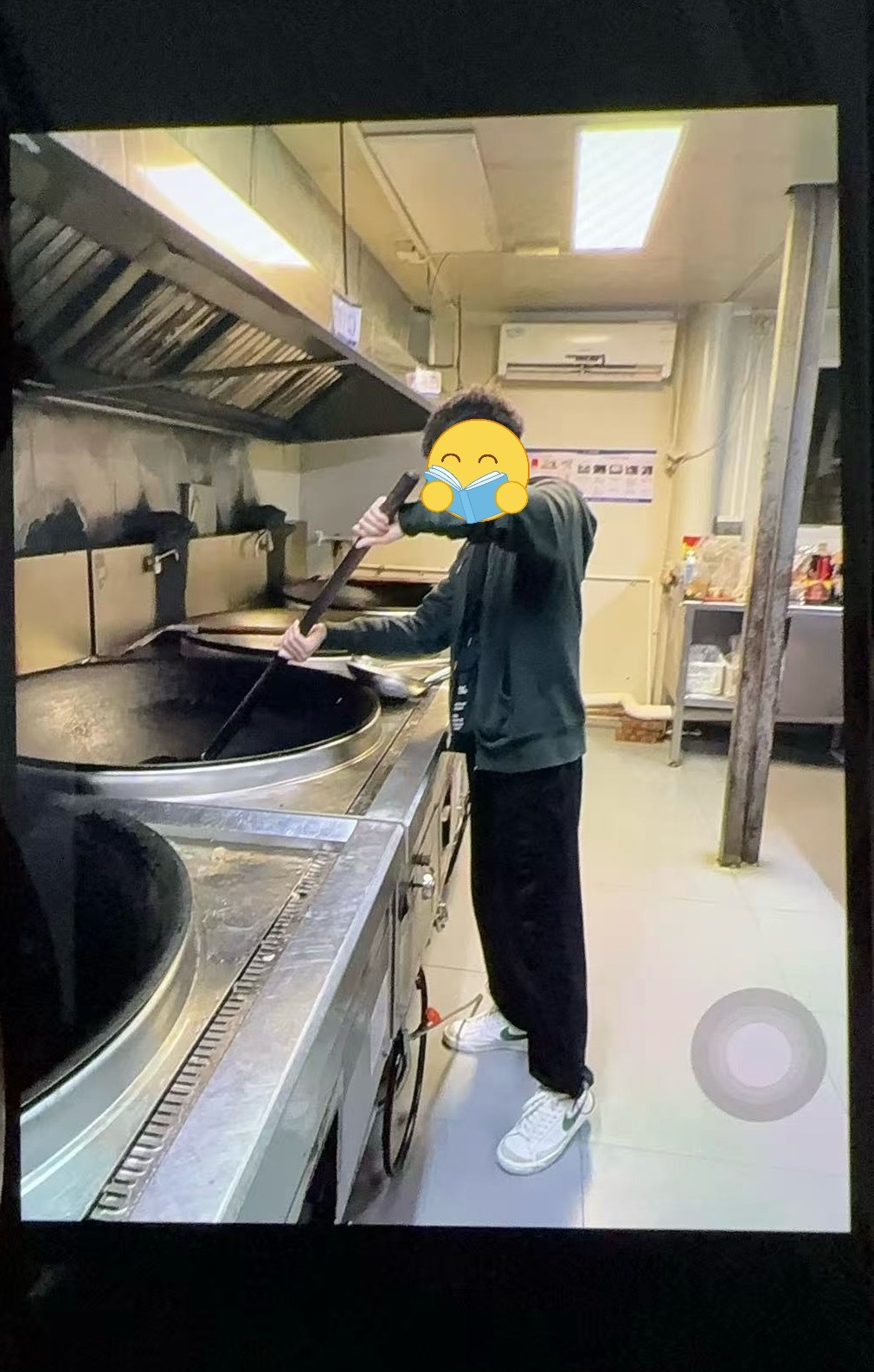 搬家收拾了三个晚上，单独衣服就扔了两大箱[无聊]以前的衣服穿不了一点了，越来越胖