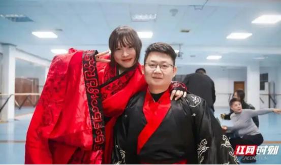 2008年5月12日，22岁的济南军区侦察兵梁智斌在北川中学废墟中徒手刨出10岁