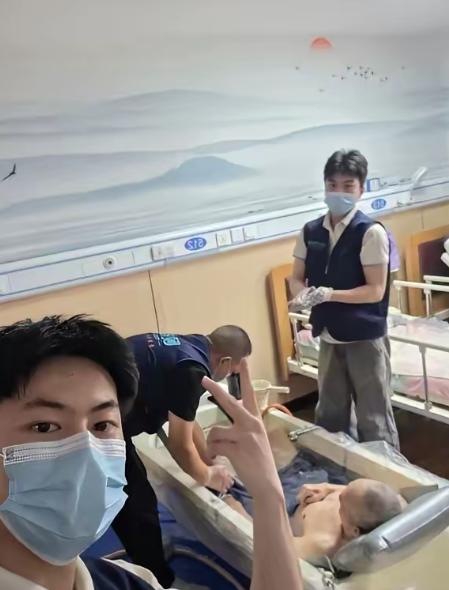 浙江杭州，一名小伙放着月薪过万的护士工作不干，转身成了上门助浴师。  二十出头的