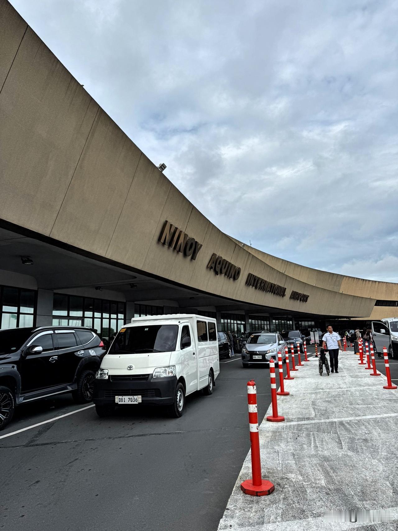 想起去年回国，在菲律宾马尼拉机场过安检的一件小事。安检员用英语打招呼按照要求检查