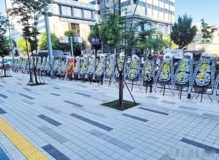 #首尔SM楼下摆满吊唁花圈#【#韩国粉丝SM大楼前狂送花圈#】据《韩国日报》28