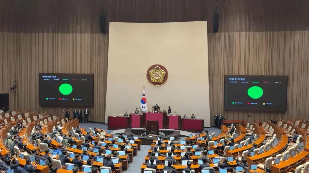 韩国国会宣布解除戒严令：300名议员中的190名议员，突破封锁抵达国会，在议长主