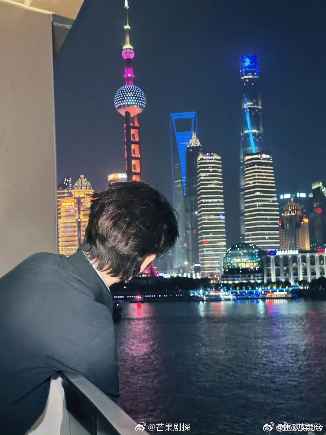 丁禹兮又见到你了丁禹兮探出一个后脑勺 今天丁禹兮好可爱，笑盈盈的，圆圆的脑袋，想