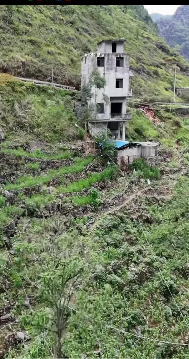 真后悔！回老家建房，没有好位置，包工头画草图，主体勉强完工，疫情二三年，店也关了